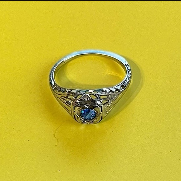 Vintage 18k White Gold Blue Crystal Ring size 4